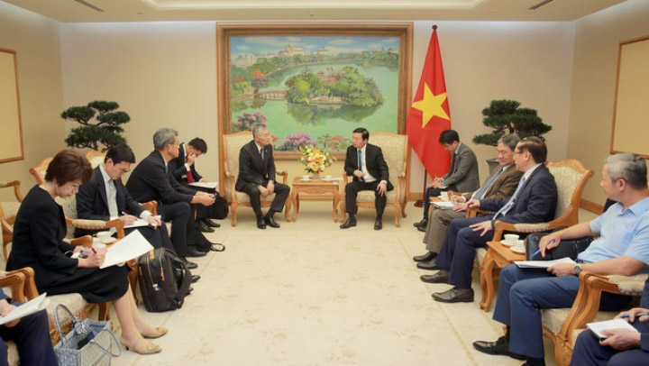 ベトナムの発電所とチームの写真